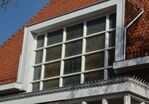 Het grote glas-in-loodraam is uitgespaard via een nis in het dak.
<br/>
Richard Keijzer, 2015-04-20